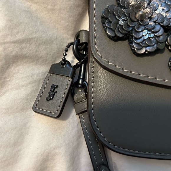 Wristlet with customization - Picture 2 of 4